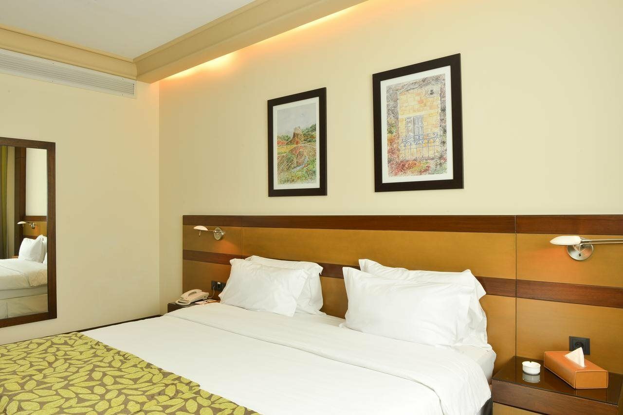 Coral Beirut Al Hamra Hotel ภายนอก รูปภาพ